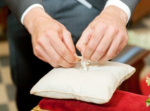 Фото колец на подушечке