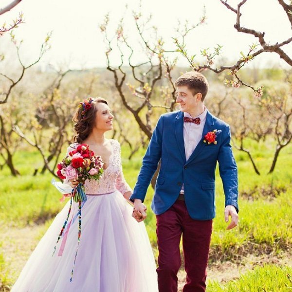 фото молодых в нарядах на весенней свадьбе