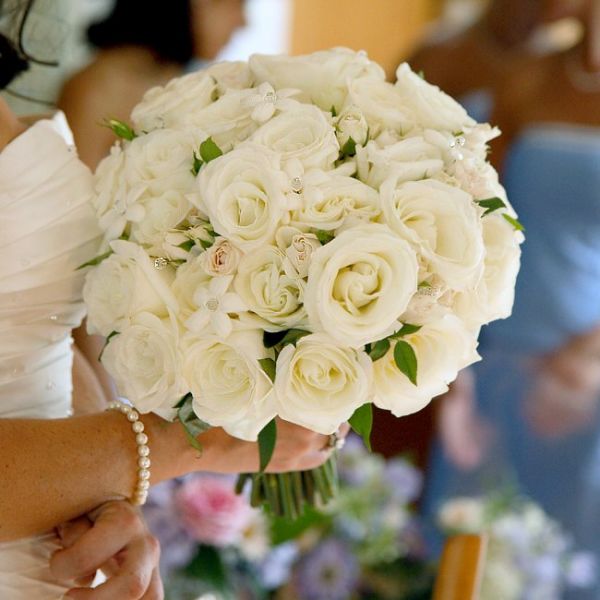 фото монобукета из роз для невесты