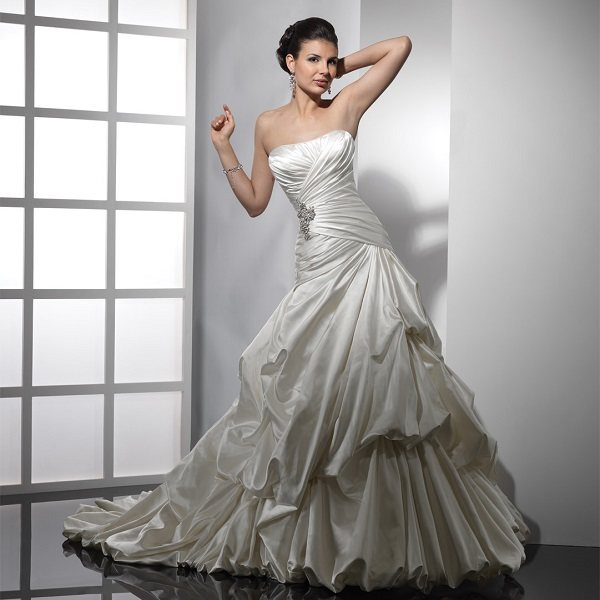 Фото невесты на свадьбе в платье из натурального шелка