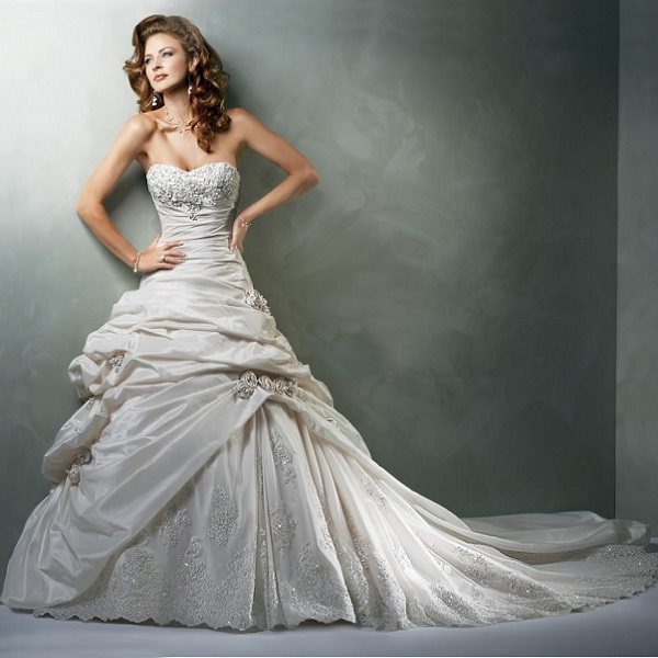 Фото невесты в парчовом платье