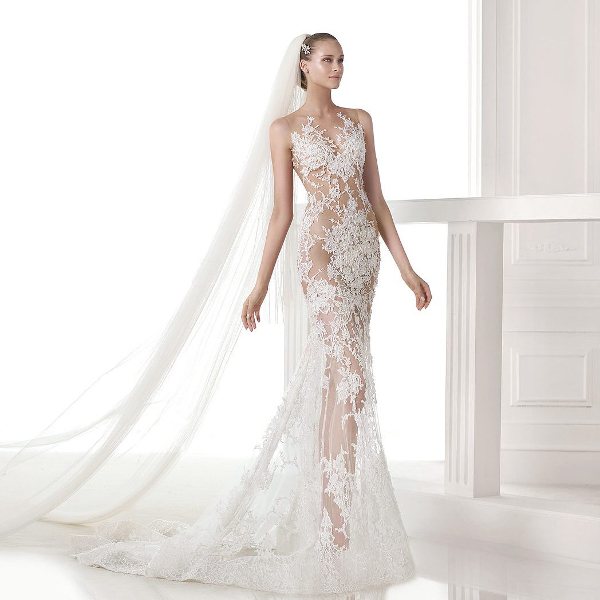 Фото невесты в полупрозрачном свадебном платье