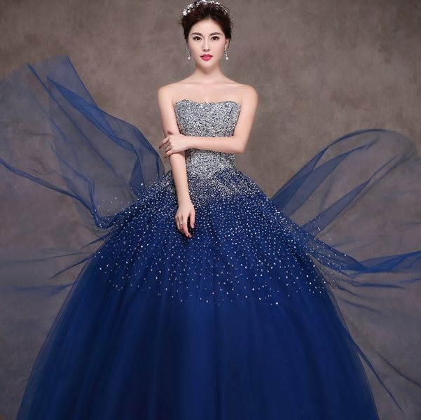 Фото невесты в синем платье на свадьбе