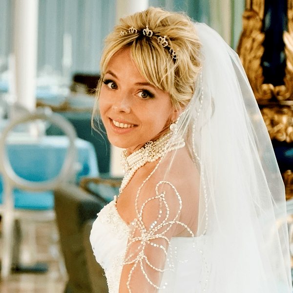 Фото прически на средние волосы с диадемой