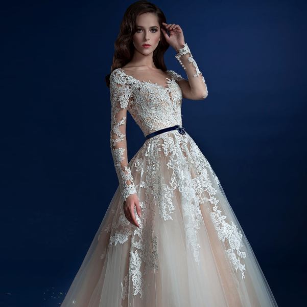 Фото свадебного платья с синим элементом - поясом