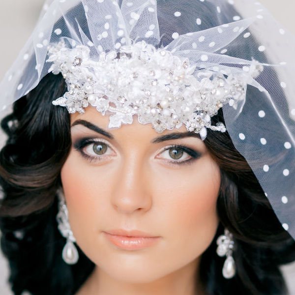 Фото свадебной прически с диадемой и фатой без челки