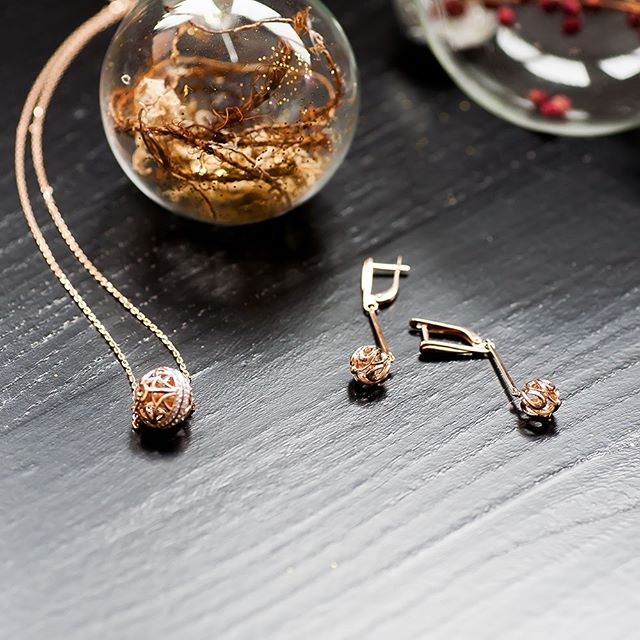 фото украшений к золотому свадебному платью