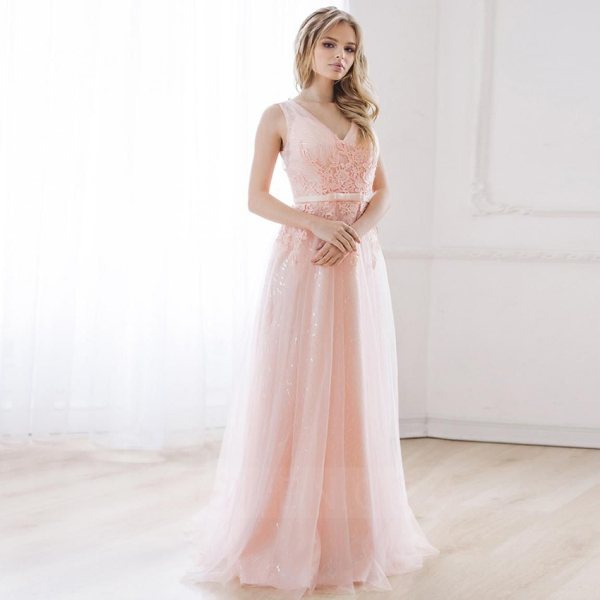 Фото в прямом свадебном платье цвета айвори