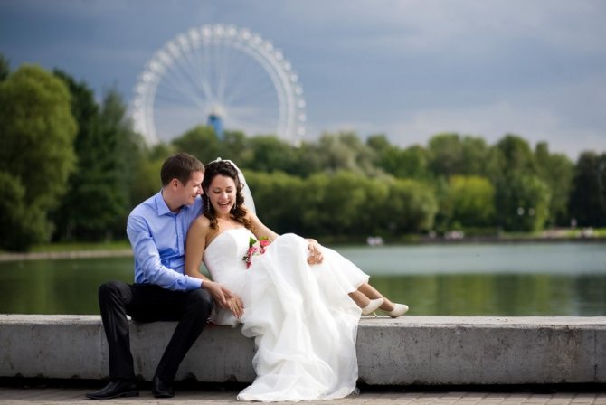 фотосессия молодоженов у озера