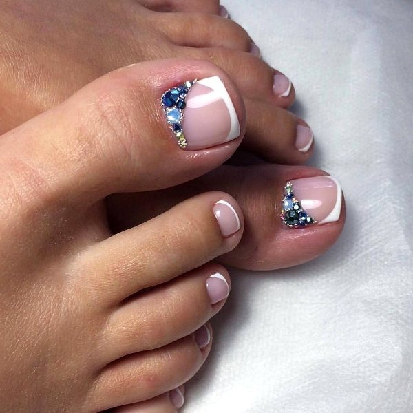 френч с синим узором на ногах