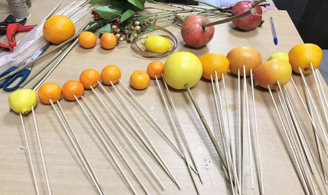 Фрукты на шпажках
