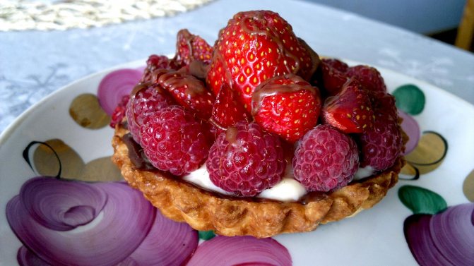 Фрукты в песочной корзинке.