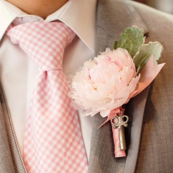 галсутк и бутоньерка нежных оттенков