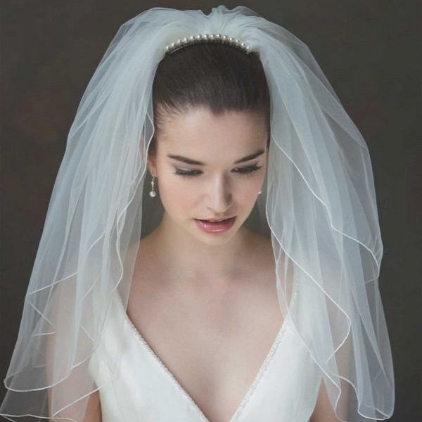 гладкая прическа для длинных волос под фату