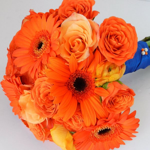 голубая лента на оранжевом букете