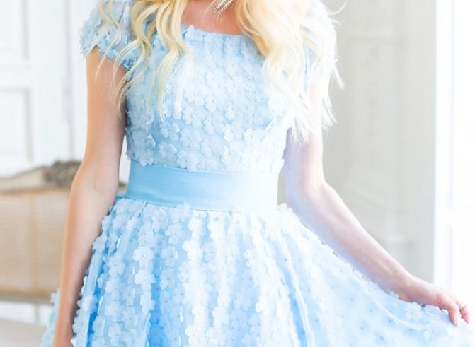 Голубое платье