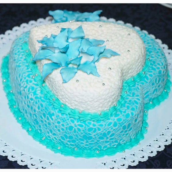 голубой свадебный торт в форме сердца