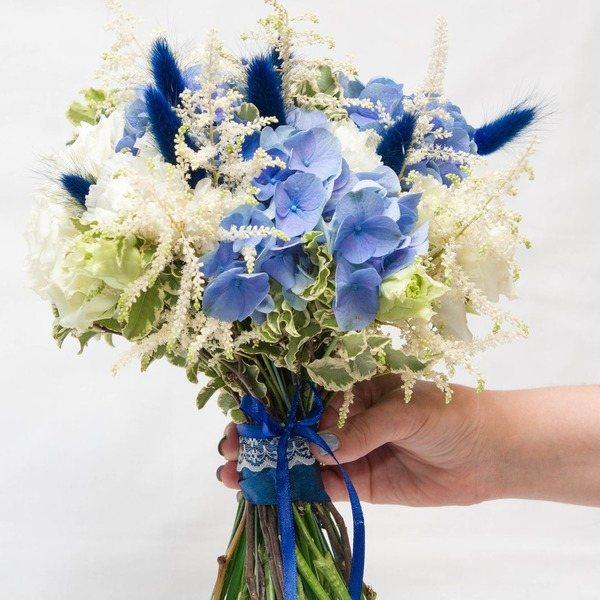 голубые и белые цветы в букете невесты