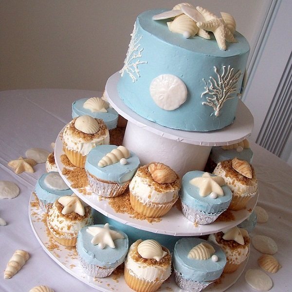 голубые капкейки на коралловый юбилей свадьбы