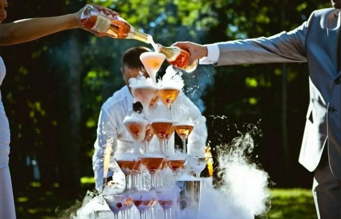 горка шампанского