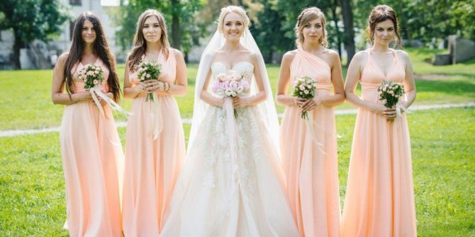 Гостьи должны одеваться красиво на летнее торжество