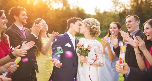 Гости и молодожены