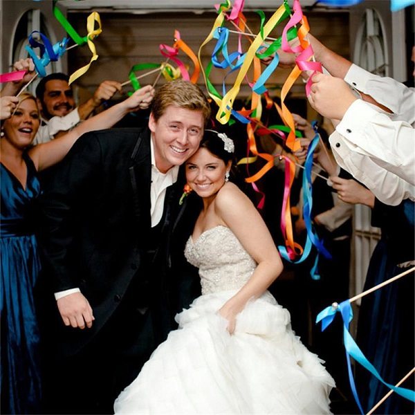 гости встречают жениха и невесту