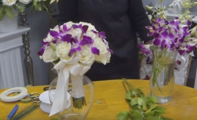 Готовый букет из орхидей и роз