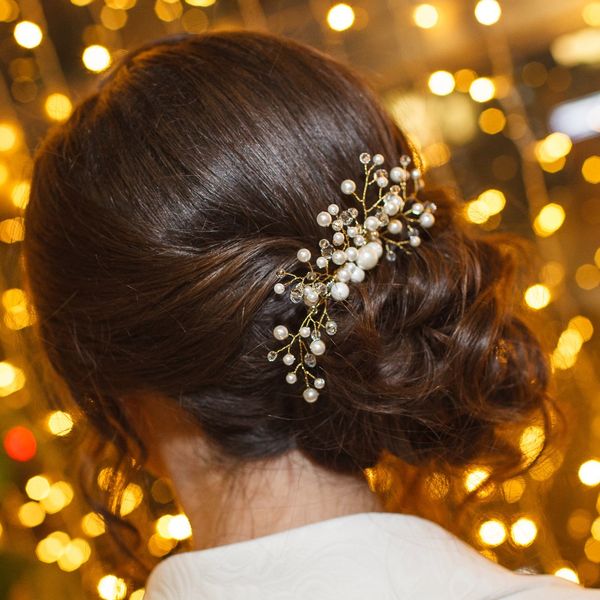 гребень в пучке волос