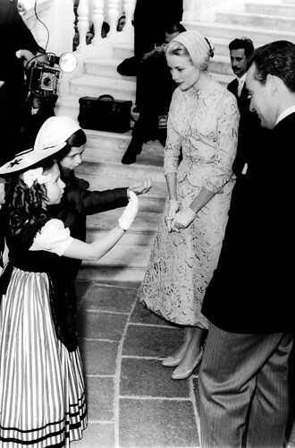 Грейс Келли принимает поздравления