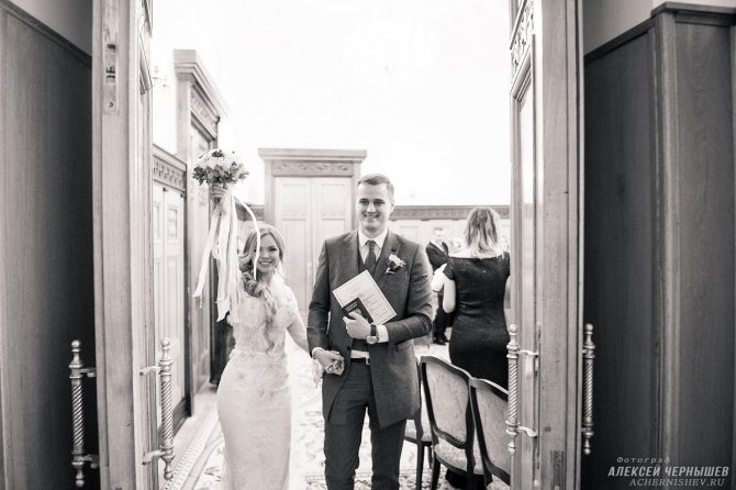 Грибоедовский ЗАГС фото — выход молодоженов из зала регистрации