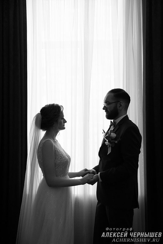 Грибоедовский ЗАГС — силуэтная фотография у окна