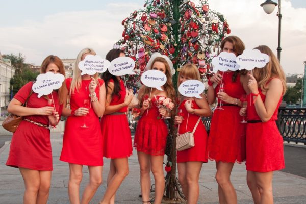 групповое фото с табличками