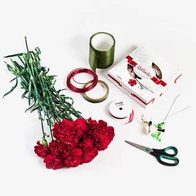 гвоздики, конфеты, ленты и ножницы