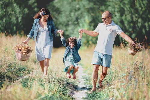 идеи для семейной фотосессии с ребенком в поле