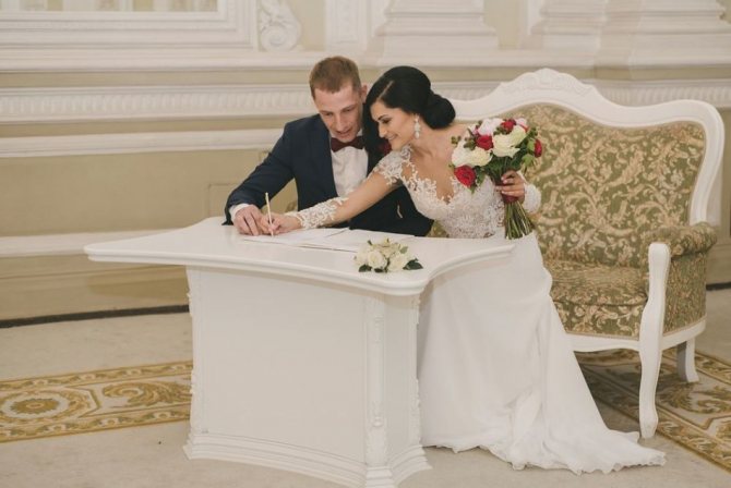 Идея для фотосессии в загсе