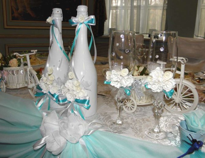 Идея украшения свадебного шампанского для свадьбы в бирюзовом цвете.