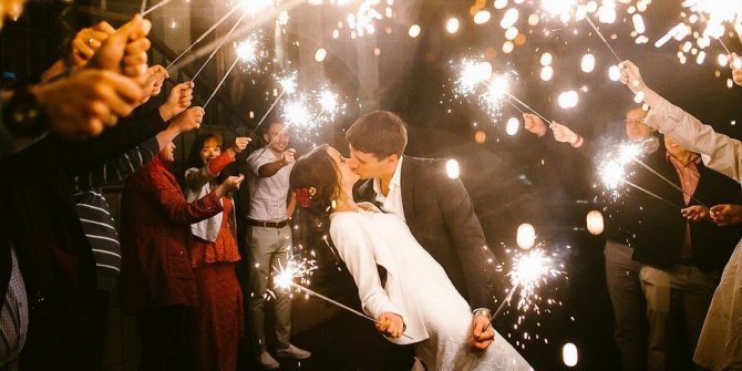 Использование бенгальских огней более бюджетно