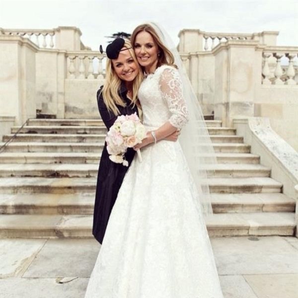 известная женщина со свадебным букетом