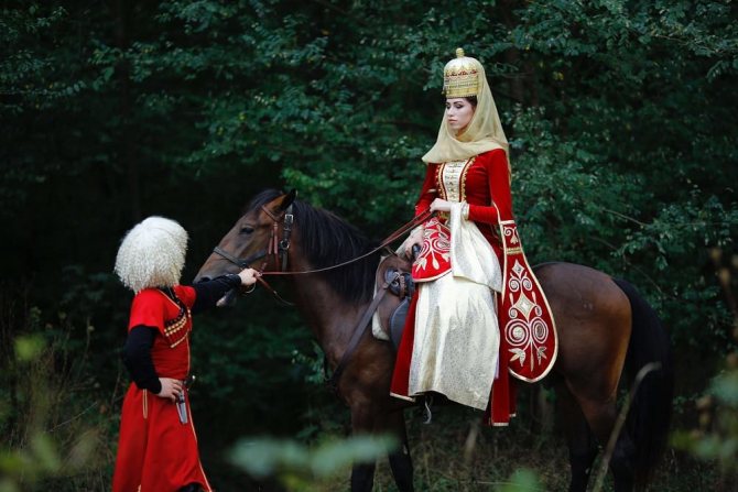 Кабардинцы в традиционных нарядах