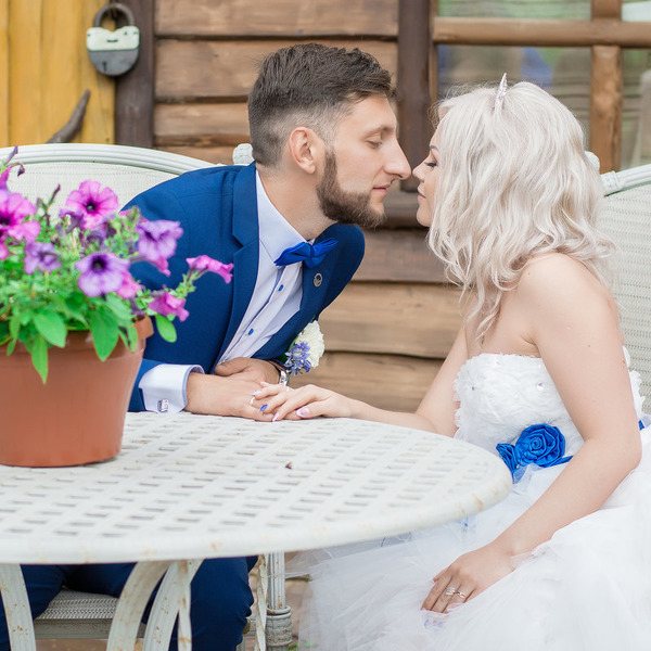 как оформить свадьбу в синих оттенках