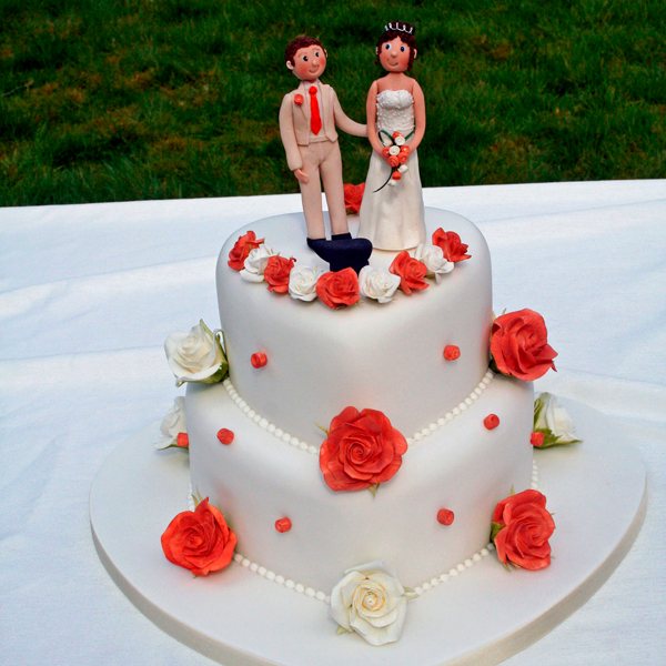 как оформить торт на свадьбу в виде сердец