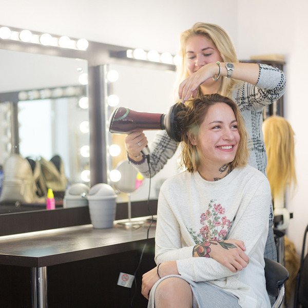 как сделать свадебную прическу с ободком из живых цветов в волосах