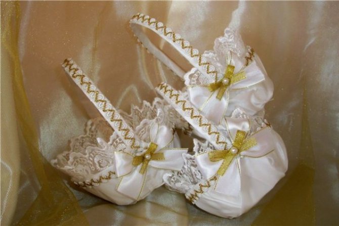 Как украсить стильно свадебную корзину своими руками?