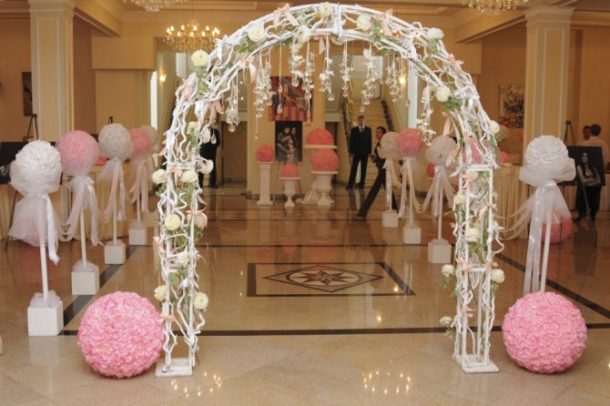 Как украсить свадебную арку своими руками