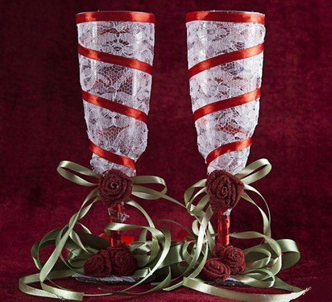 Как украсить свадебные бокалы лентами?