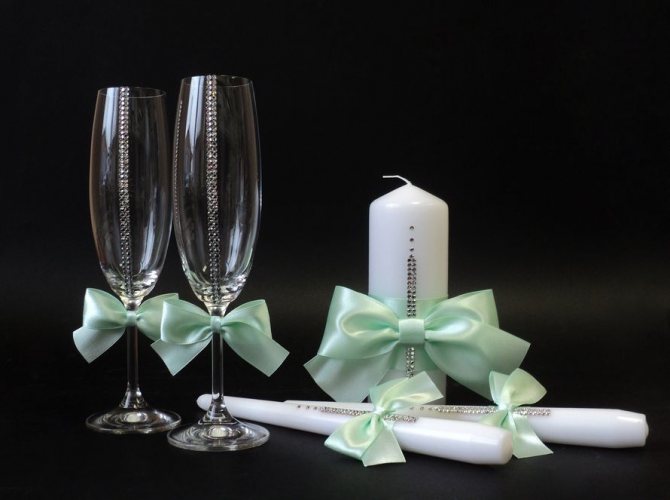 Как украсить свадебные бокалы стразами?