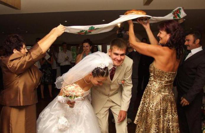 как встречают молодых после загса родители жениха