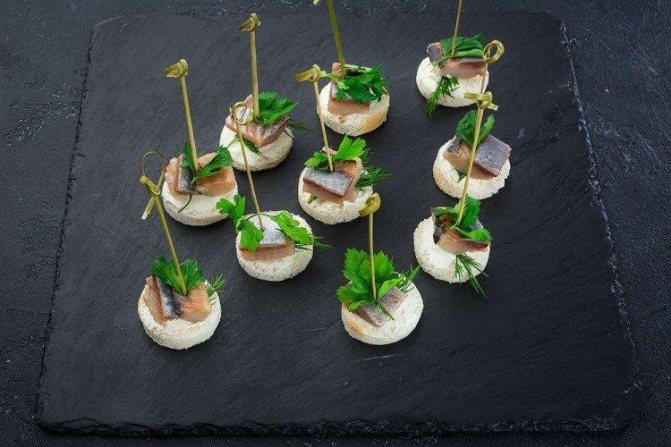 Канапе с сельдью и яблоком