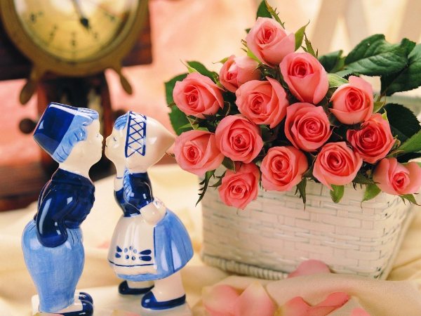 картинка с розами и статуатками